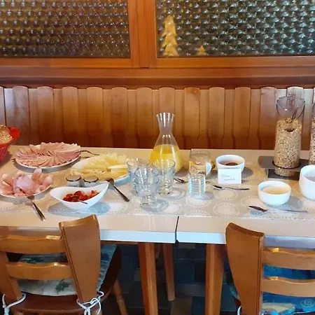 Einladene Mit Aussengastronomie Bed & Breakfast