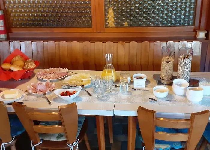 Einladene Mit Aussengastronomie Bed & Breakfast